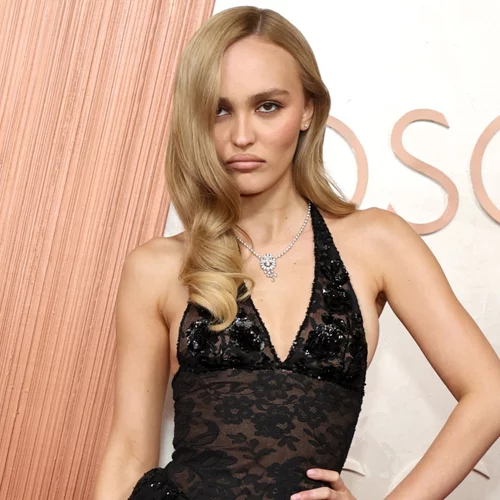 Η Lily-Rose Depp περπάτησε για πρώτη φορά στο κόκκινο χαλί των Οscars με Chanel δημιουργία