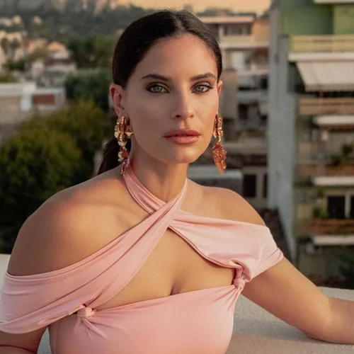 Η Χριστίνα Μπόμπα μάς δείχνει τι είναι ευτυχία, φωτογραφίζοντας τις δίδυμες