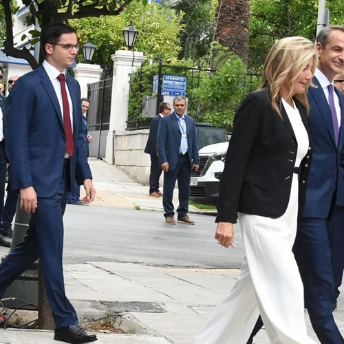 Μαρέβα Μητσοτάκη | Η συγκινητική κίνηση στη Μαρία Σάκκαρη μετά τον αρραβώνα με τον γιο της, Κωνσταντίνο