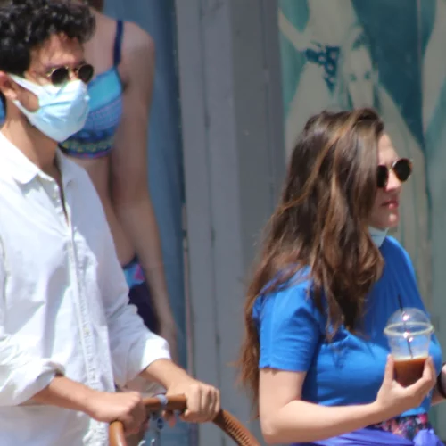 Ορφέας Αυγουστίδης - Γεωργία | Βόλτα στο κέντρο της πόλης με τον νεογέννητο γιο τους (pics)