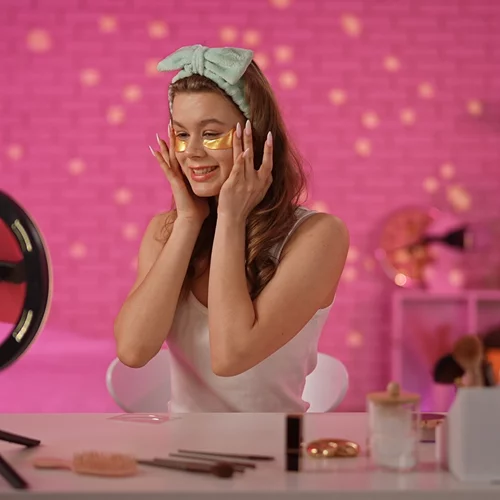 Η λατρεία που έγινε εμμονή | Γιατί όλοι παρακολουθούν με ευλάβεια τα "Get Ready With Me" video;