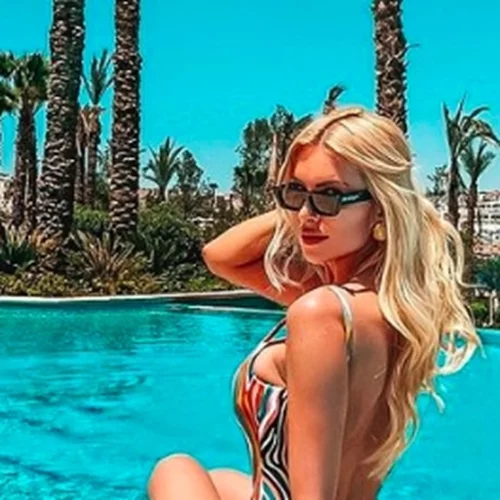 Κατερίνα Καινούργιου | Ποζάρει με αποκαλυπτικό ολόσωμο σε πολύ εξωτικό προορισμό