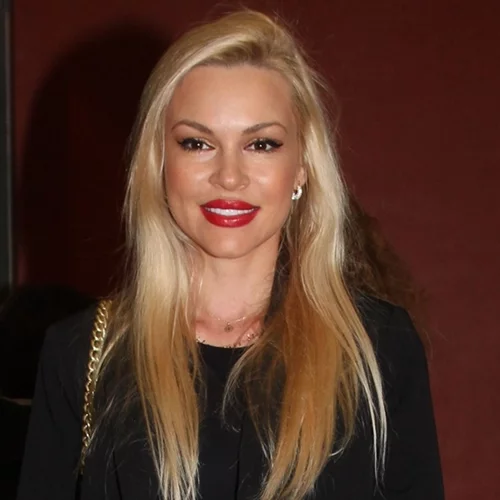 Έχει φουσκώσει αρκετά | Η Βίκυ Κάβουρα κάνει γυμναστική στον έβδομο μήνα της εγκυμοσύνης