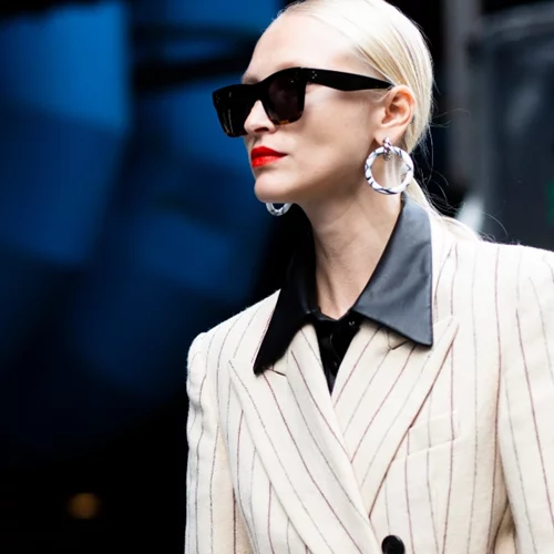 Βρήκαμε την πιο προσιτή εκδοχή της τσάντας που φοράνε όλες οι style experts αυτή τη σεζόν