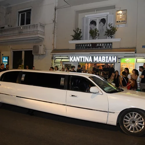 Όταν ο Μάκης που κέρδισε το Eurojackpot σκάει με λιμουζίνα και κερνάει όλο το μαγαζί [vid]