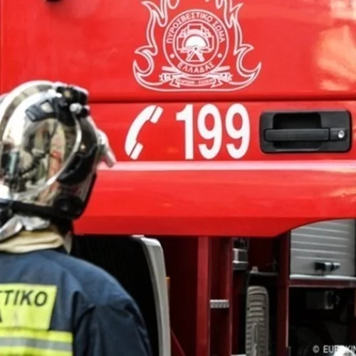 Φωτιά σε διαμέρισμα στον Πειραιά - Εντοπίστηκε γυναίκα χωρίς τις αισθήσεις της