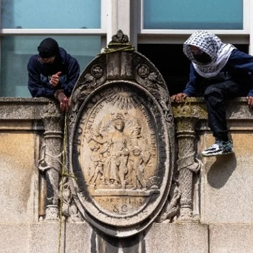 Η αστυνομία της Ν. Υόρκης εισέβαλε στο πανεπιστήμιο Κολούμπια και συνέλαβε διαδηλωτές υπέρ των Παλαιστινίων