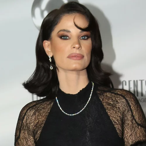 Η Χριστίνα Μπόμπα στο Madwalk 2025 με το πανωφόρι που θα φορέσουμε σίγουρα στις γιορτές