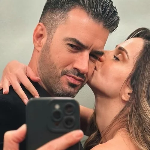 Η Κατερίνα Γερονικολού με μπορντό βελούδινο φόρεμα στο πλευρό του Γιάννη Τσιμιτσέλη