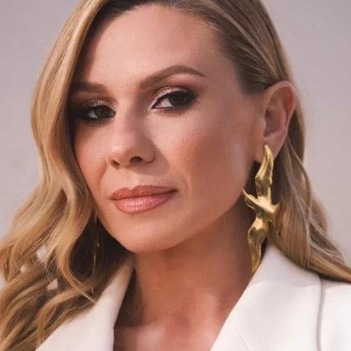 Κατερίνα Καραβάτου | Το αναμνηστικό που της είχε κρατήσει η μητέρα της και τη συγκίνησε