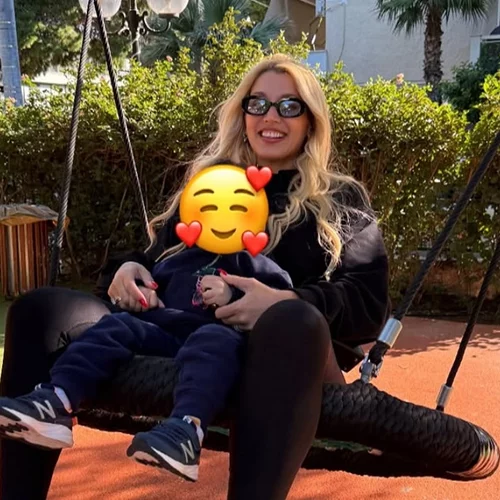 Κωνσταντίνα Σπυροπούλου | Τα matchy matchy ζακετάκια των αγοριών της