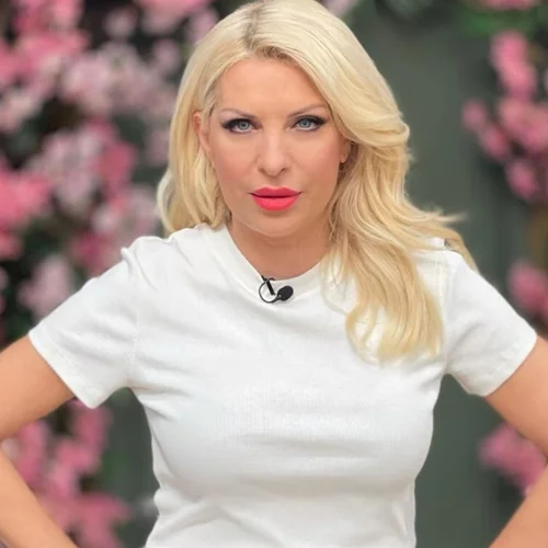 Η Ελένη Μενεγάκη με το τζιν παντελόνι από τη Massimo Dutti που κολακεύει τέλεια τις καμπύλες