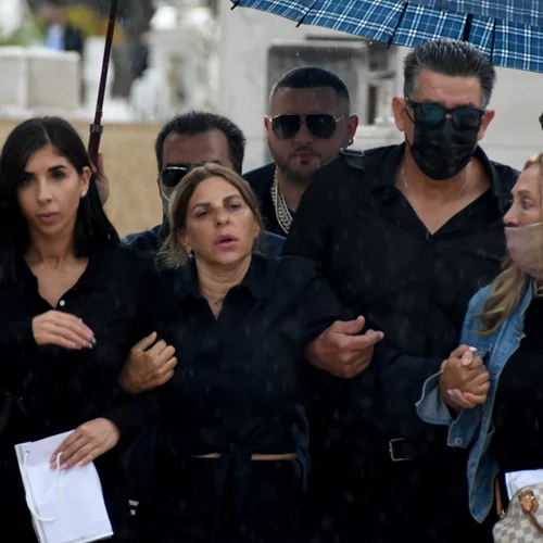 Mad Clip | Έγινε το μνημόσυνο για τις 40 μέρες - Τραγικές φιγούρες η μητέρα του και η πρώην σύντροφός του, Αρετή (Εικόνες)