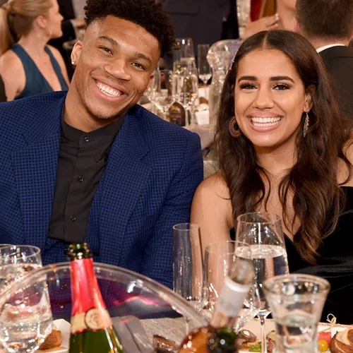 Ο Γιάννης Αντετοκούνμπο και η σύζυγός του, Mariah Riddlesprigger, απολαμβάνουν τις διακοπές τους στην Ελλάδα