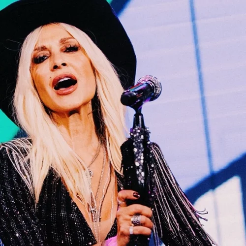 Η Άννα Βίσση φόρεσε μία glam rock δημιουργία με 340.000 κρύσταλλα στην πρεμιέρα της στο Hotel Ermou