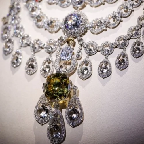 Πολύτιμα κοσμήματα και ιστορικοί πολύτιμοι λίθοι στην έκθεση "Cartier" στο Μουσείο V&A