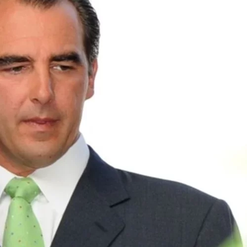 Με blue jean και πλούσια ξανθά μαλλιά ο Νικόλαος σε μία εικόνα από τα παλιά