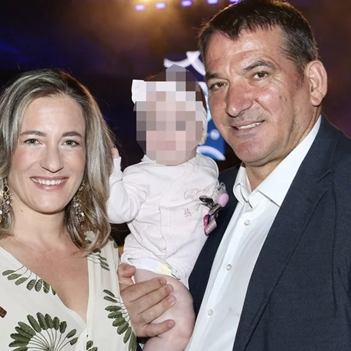 Ο Πύρρος Δήμας φωτογραφίζει την έξι μηνών κόρη του