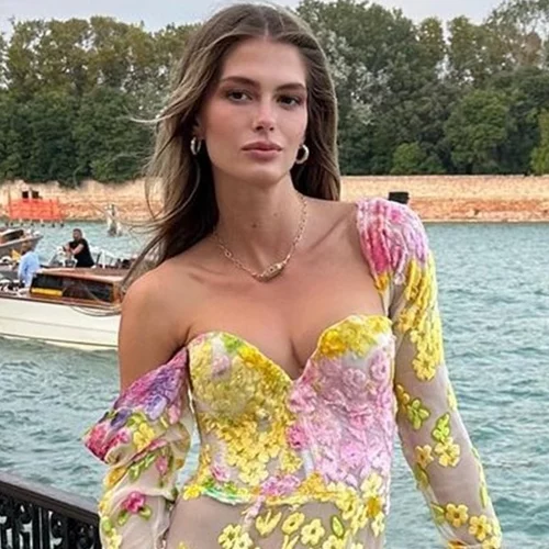 Η Αμαλία Κωστοπούλου με το κομψό χρώμα μανικιούρ που αναδεικνύει (κυρίως) τα κοντά νύχια