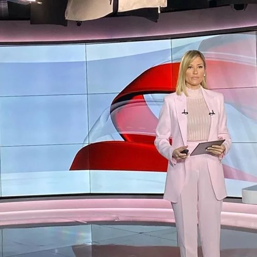 Ράνια Τζίμα | Η κόρη της έχει τις τέλειες μπούκλες - Δείτε τη στο πλατό του δελτίου ειδήσεων