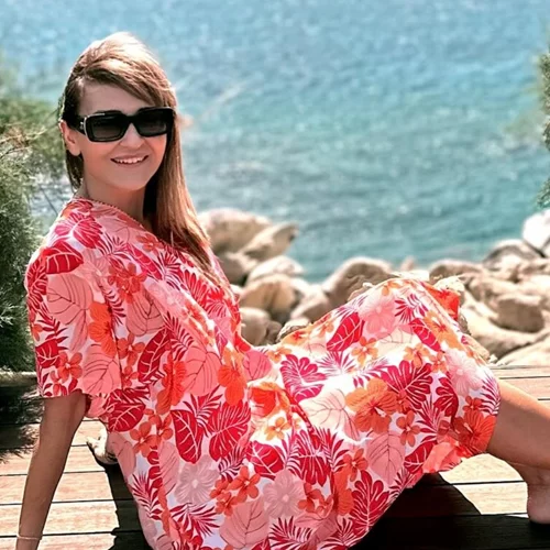 Μάρα Ζαχαρέα | Φωτογραφίζεται στην ακροθαλασσιά με λευκό δαντελένιο φόρεμα