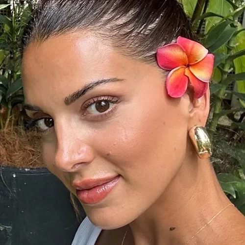 Σταματίνα Τσιμτσιλή | Η Σιγκαπούρη της πηγαίνει πολύ – Με μαύρο μπικίνι και παρεό