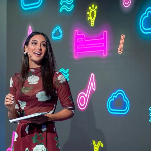 Ευγενία Σαμαρά | Η εμφάνιση με κόκκινο leather παντελόνι που λίγες γυναίκες θα τολμούσαν