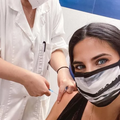 Χριστίνα Μπόμπα | Έκανε το εμβόλιο για τον κορονοϊό και απαντά σε όσους την κατηγορούν ότι λέει ψέματα