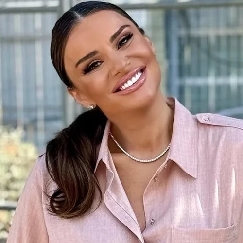 Ελένη Τσολάκη | Το mocha mousse φόρεμά της από τη Massimo Dutti είναι το πιο chic staple του φετινού καλοκαιριού