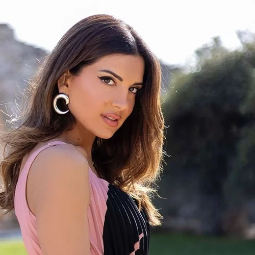 H Σταματίνα Τσιμτσιλή έκανε το πιο εντυπωσιακό χτένισμα για καλεσμένη σε καλοκαιρινό γάμο