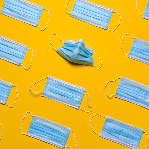 Καστοριά | Χριστουγεννιάτικο δέντρο ντροπής από πεταμένες μάσκες σε περιοχή Natura (εικόνες)