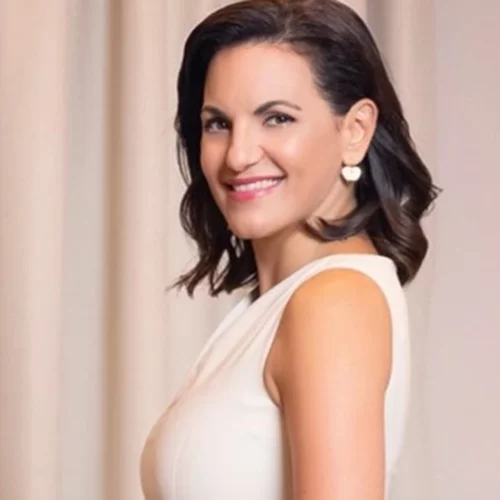 Η Όλγα Κεφαλογιάννη με κάπα | Πώς φόρεσε το trend του χειμώνα σε χαλαρή βόλτα