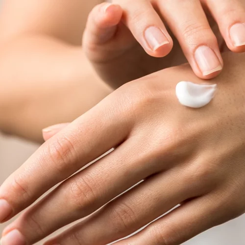 Όλα τα tips που χρειάζεσαι για να προστατέψεις τα χέρια σου από το κρύο και τέσσερις αγαπημένες ενυδατικές κρέμες