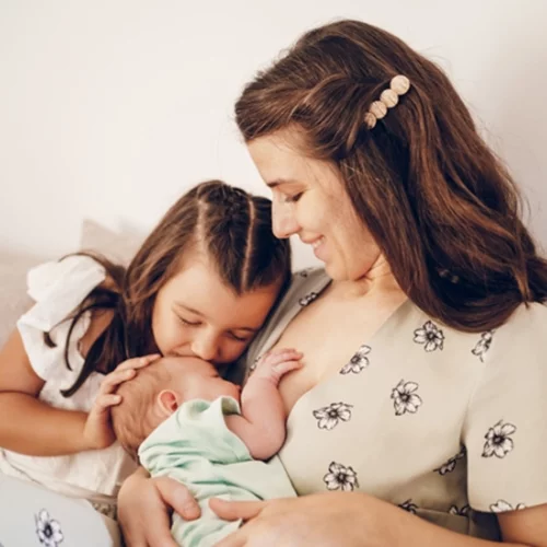 Ο ερχομός δεύτερου παιδιού στην οικογένεια φέρνει αλλαγές - Η ψυχολόγος εξηγεί πώς πρέπει να προετοιμαστούν οι γονείς