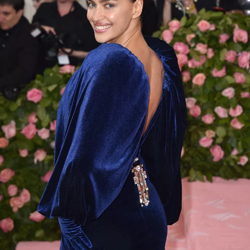 Irina Shayk | Ποζάρει topless για τη προώθηση της νέας συλλογής παπουτσιών της