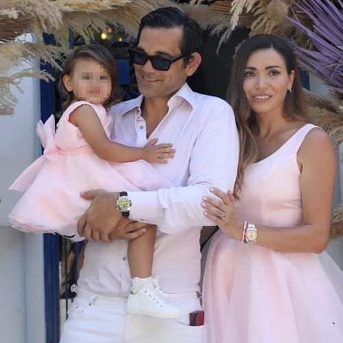 Η Όλγα Φαρμάκη και ο Σταύρος Μαντόπουλος βάφτισαν την κόρη τους | Το όνομα και η girly διακόσμηση