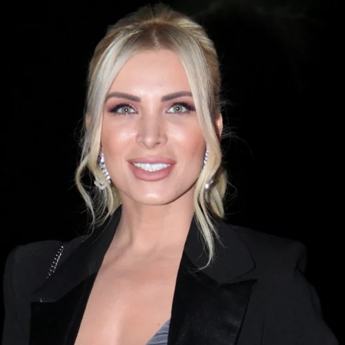 Η Κατερίνα Καινούργιου φοράει τη μεγαλύτερη ανοιξιάτικη τάση στα κοστούμια