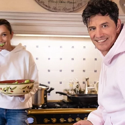 Ο Σάκης Ρουβάς στον τεράστιο κήπο του σπιτιού του | Μάς δείχνει το πιο εύκολα tips για να φυτέψουμε μυρωδικά