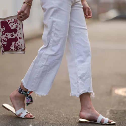 Τζιν στις εκπτώσεις; 5 λευκά denim παντελόνια που θα βρεις τώρα στη Mango