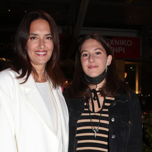 Νόνη Δούνια | Η σπάνια εμφάνιση με την ολόιδια κούκλα κόρη της, Ρία Μουρατίδη