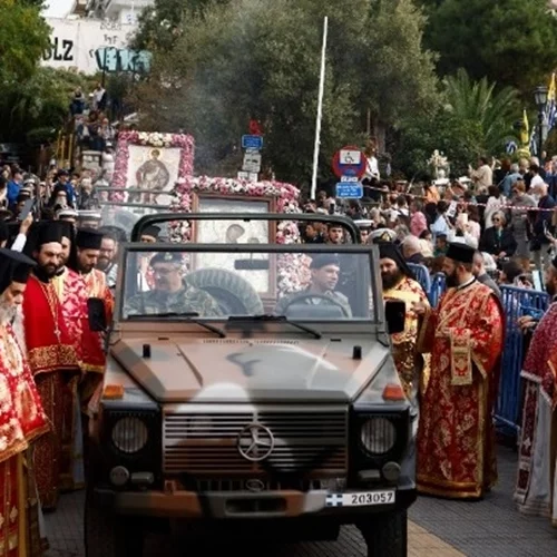 Πλήθος κόσμου στη λιτανεία της εικόνας της Παναγίας Κορωνιωτίσσης και των λειψάνων του Αγίου Δημητρίου