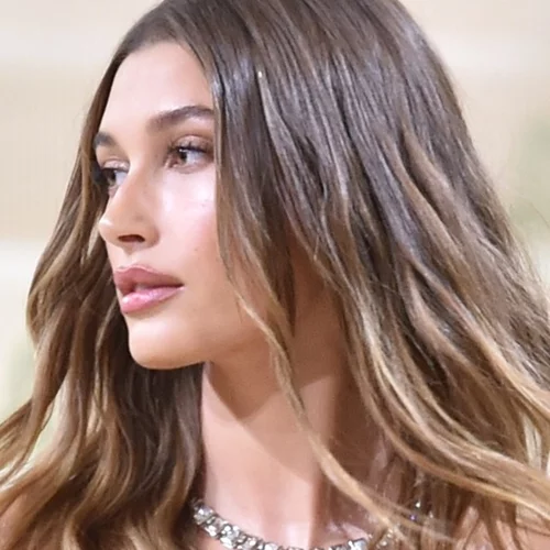 Expensive Brunette | Το νέο it καστανό χρώμα μαλλιών που θα κάνει κάθε εμφάνισή σου να δείχνει πιο "ακριβή"