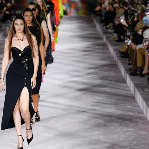 Άνοιξη '22 | 5 τάσεις από το catwalk της Versace που πρέπει να υιοθετήσεις