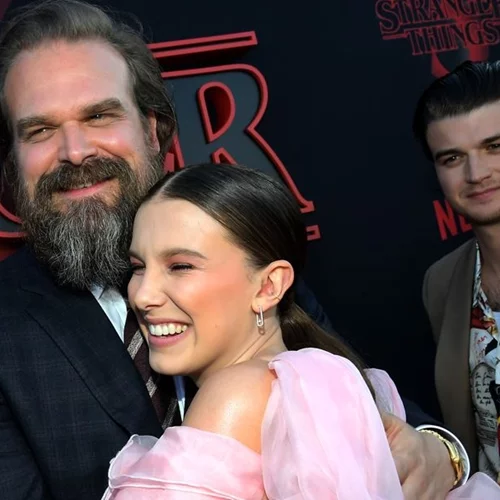 "Stranger Things" | Η Millie Bobby Brown καταγγέλει τον David Harbour για κακοποιητική συμπεριφορά