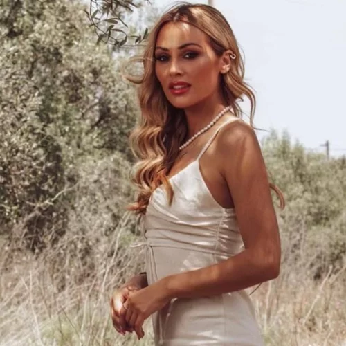 Το λευκό girly φόρεμα της Ελένης Βουλγαράκη είναι αυτό που δεν θα αποχωριστείς στις καλοκαιρινές σου διακοπές