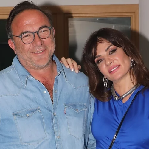 Η Δήμητρα Ματσούκα με μπλε σατέν φόρεμα στο πλευρό του Πέτρου Κόκκαλη