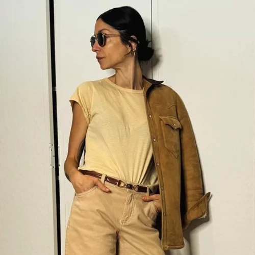 Σοφία Καρβέλα | 3 fashion inspo looks της στο "δύσκολο" χρώμα - τάση της άνοιξης