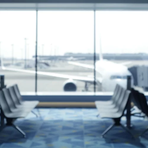 Δίνει μάχη για τη ζωή του- Άντρας επιτέθηκε με απίστευτη αγριότητα σε μικρό παιδί σε αεροδρόμιο