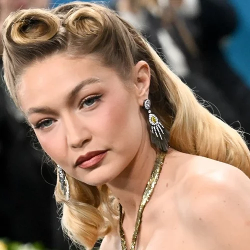 4 σωτήρια tips που θα περιορίσουν το ανεπιθύμητο φριζάρισμα στα μαλλιά σου