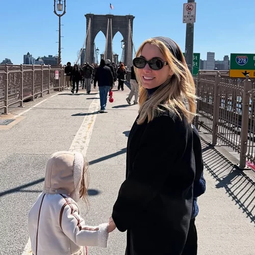 Δούκισσα Νομικού - Αναστασία Θεοδωρίδη | Με άψογο στιλ στη γέφυρα του Μπρούκλιν